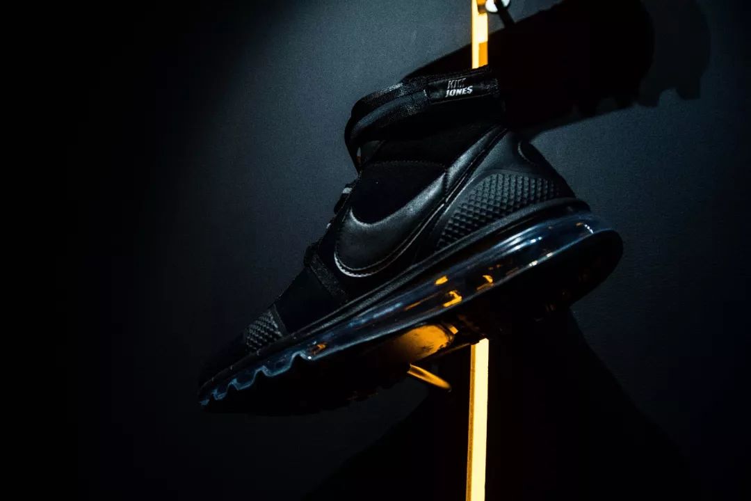 Nike最新款引领潮流，定义未来时尚